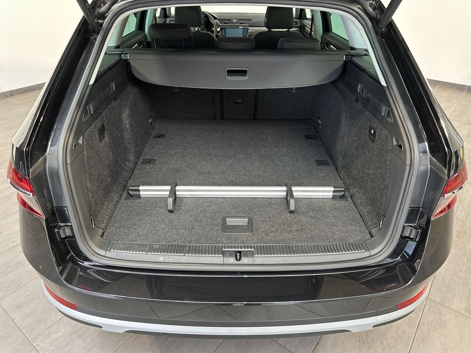 Fahrzeugabbildung SKODA Superb Scout 4x4 NAV+LED+AHK+PANO+DIGDISPLAY+1HD