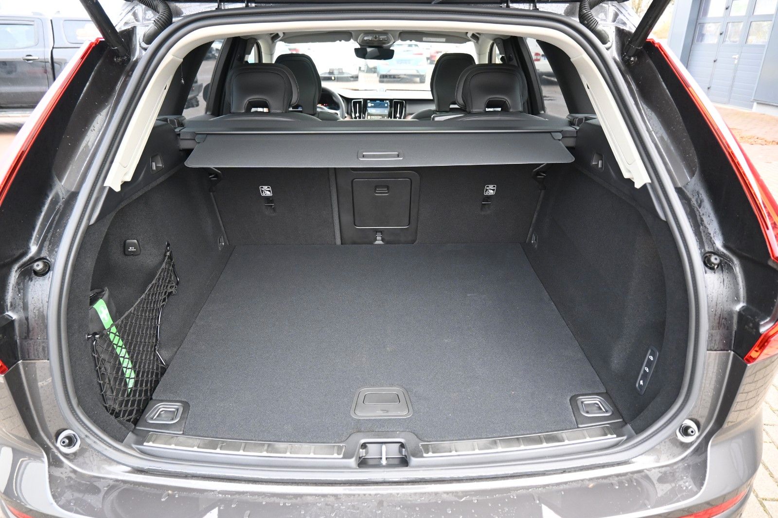 Fahrzeugabbildung Volvo XC60 B4D AWD Ultimate Dark*STDHZG*B&W*LUFT*ACC