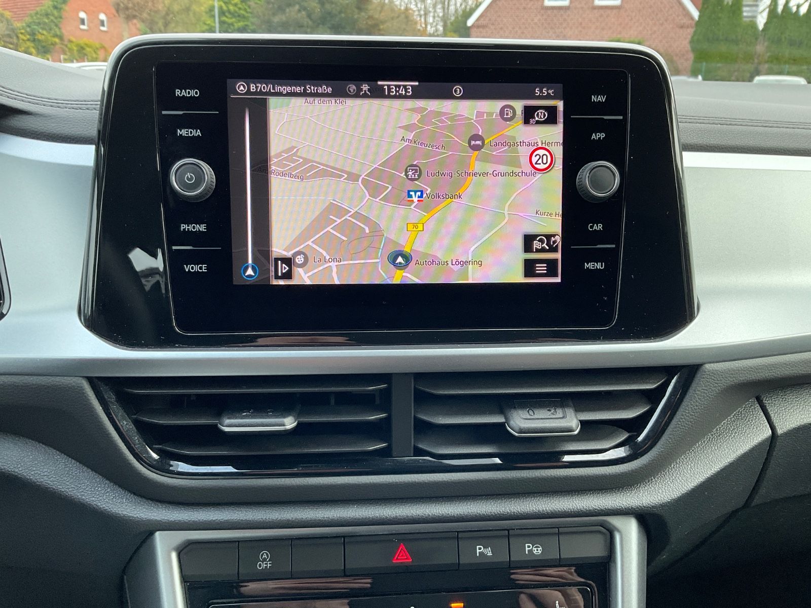 Fahrzeugabbildung Volkswagen T-Roc 1.5 TSI DSG Life,LED,AHK,Navi