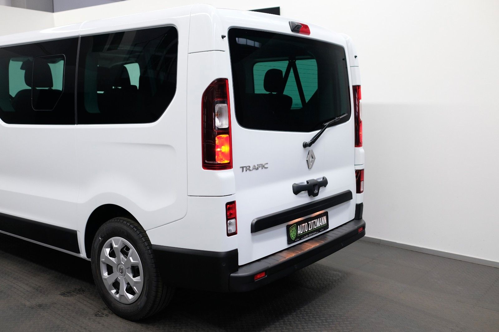Fahrzeugabbildung Renault Trafic Combi L1H1 3,0t  Life 8-Sitzer LED