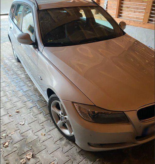 BMW 320 2009 — rear view
