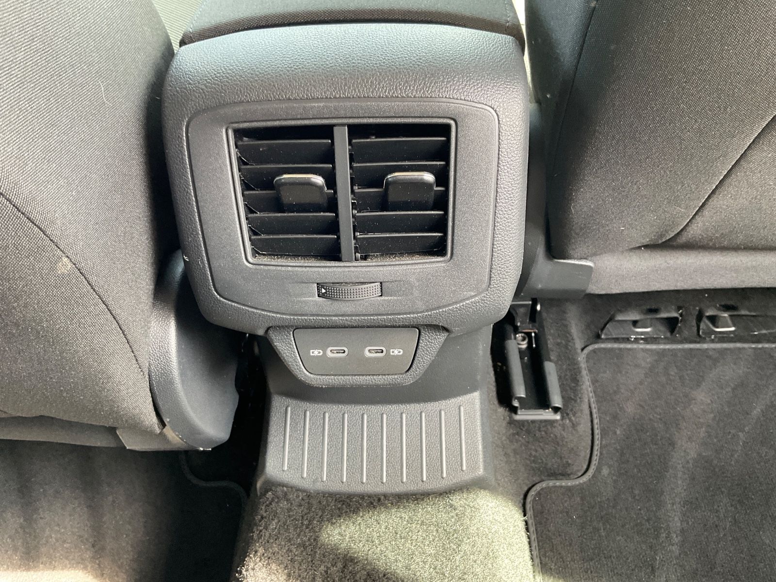 Fahrzeugabbildung Volkswagen T-Roc 1.5 TSI DSG Life,LED,AHK,Navi