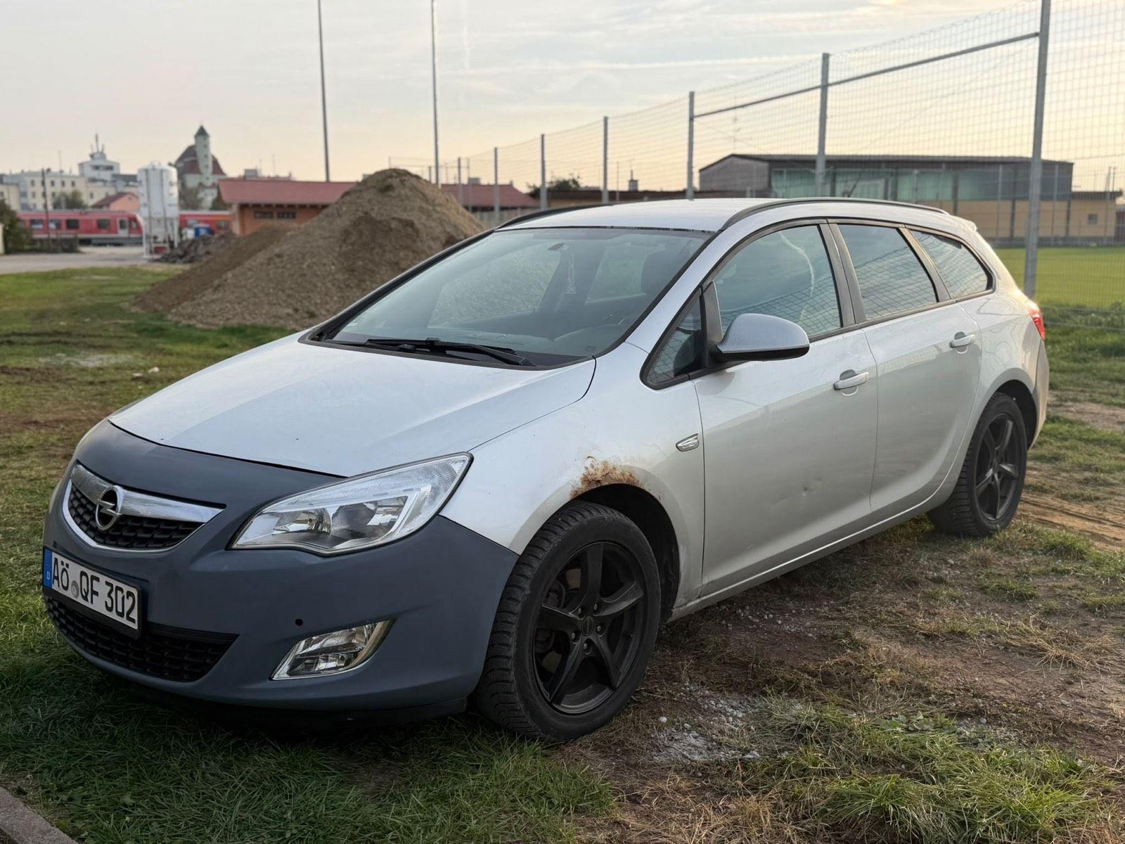 Opel Astra 2011 — салон