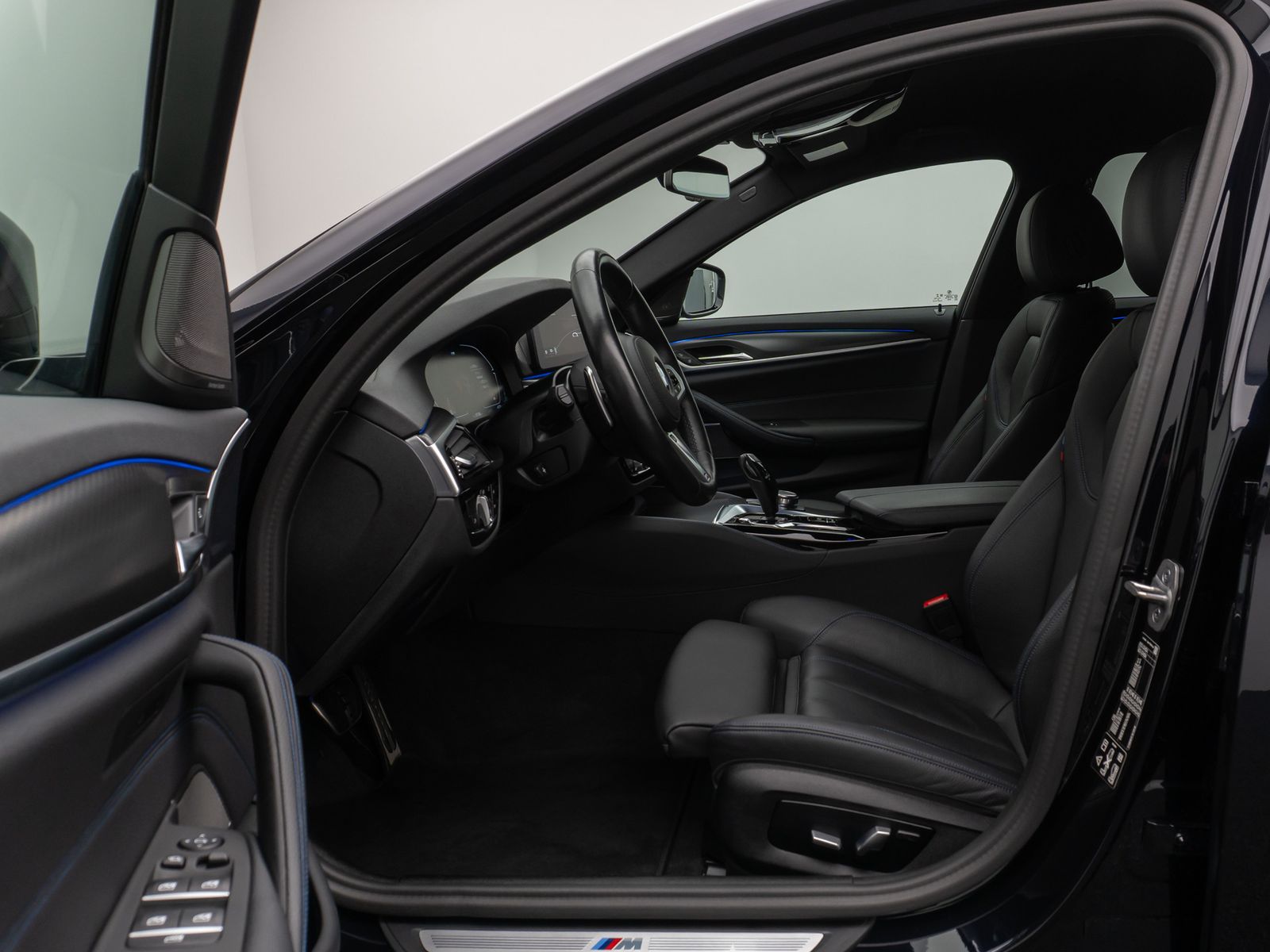 Fahrzeugabbildung BMW 530d xD M Sport Kamera HUD DAB H/K Komfort Alarm