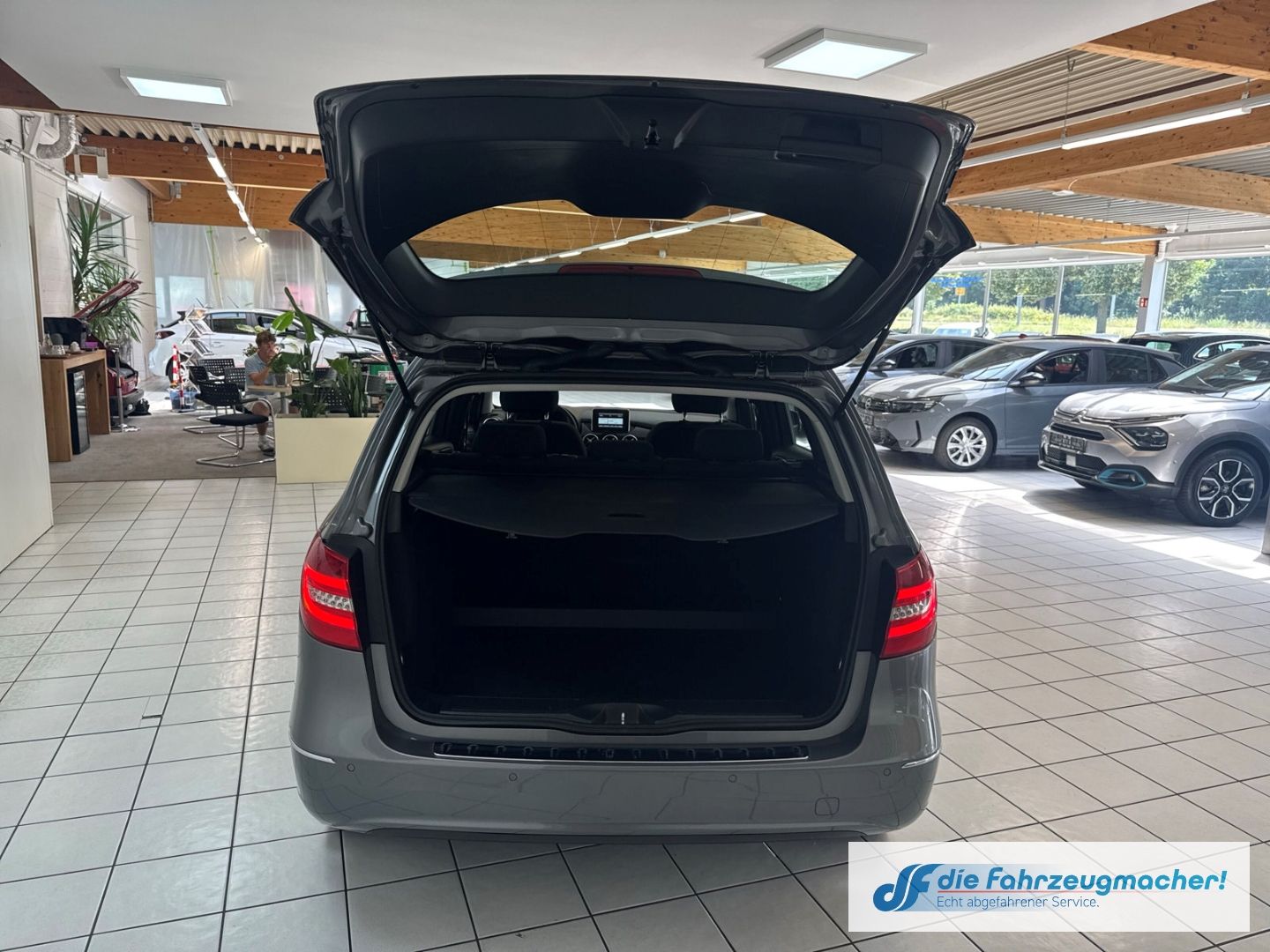 Fahrzeugabbildung Mercedes-Benz B 180 Bi-Xenon SHZ Parklenkass. Rückfahrkam. Not