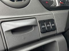 Iveco Großraumkasten mit vielen Teilen
