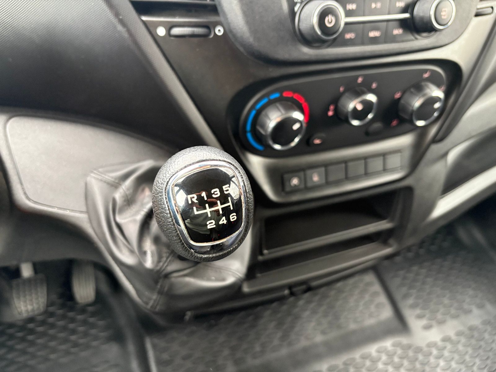 Fahrzeugabbildung Iveco Daily Kasten HKa 35 S ... V Radstand 3520 L/3-SI
