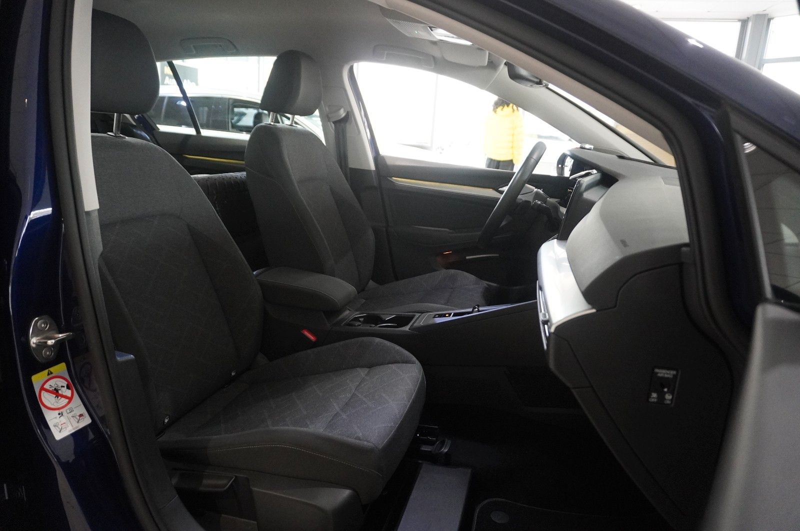 Fahrzeugabbildung Volkswagen Golf VIII Lim. 1.0 E-TSI DSG LIFE NAVI/LED/DAB+