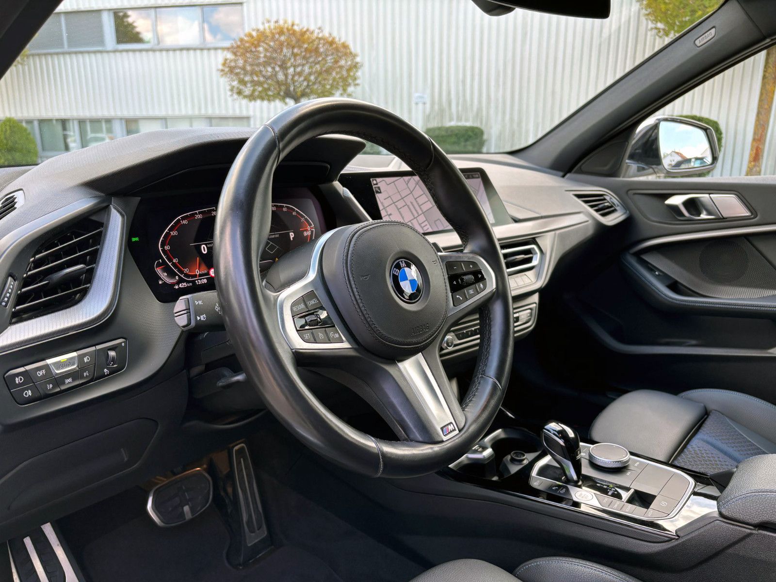 Fahrzeugabbildung BMW 120i M-Sport Steptronic LED TEMP PDC SHZ NAV BT