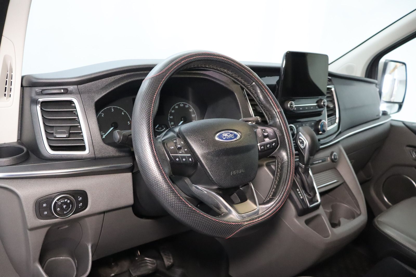 Fahrzeugabbildung Ford Tourneo Custom 2.0 L2 Lang Titanium Black Series