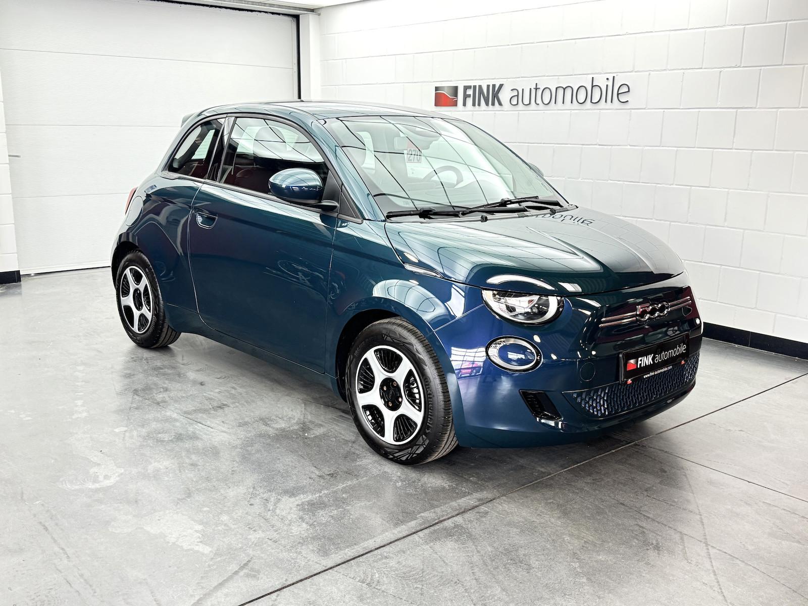 Fiat 500e Action 1. Hand Carplay