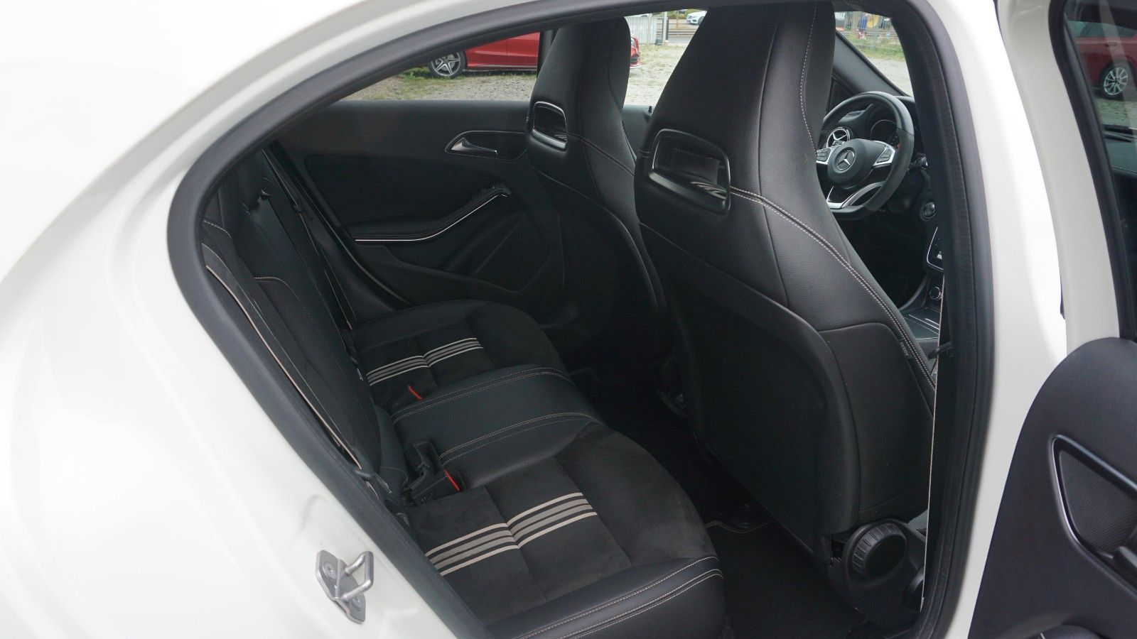 Fahrzeugabbildung Mercedes-Benz A 180d AMG Line T.Leder,LED, Navi,SH,PDC