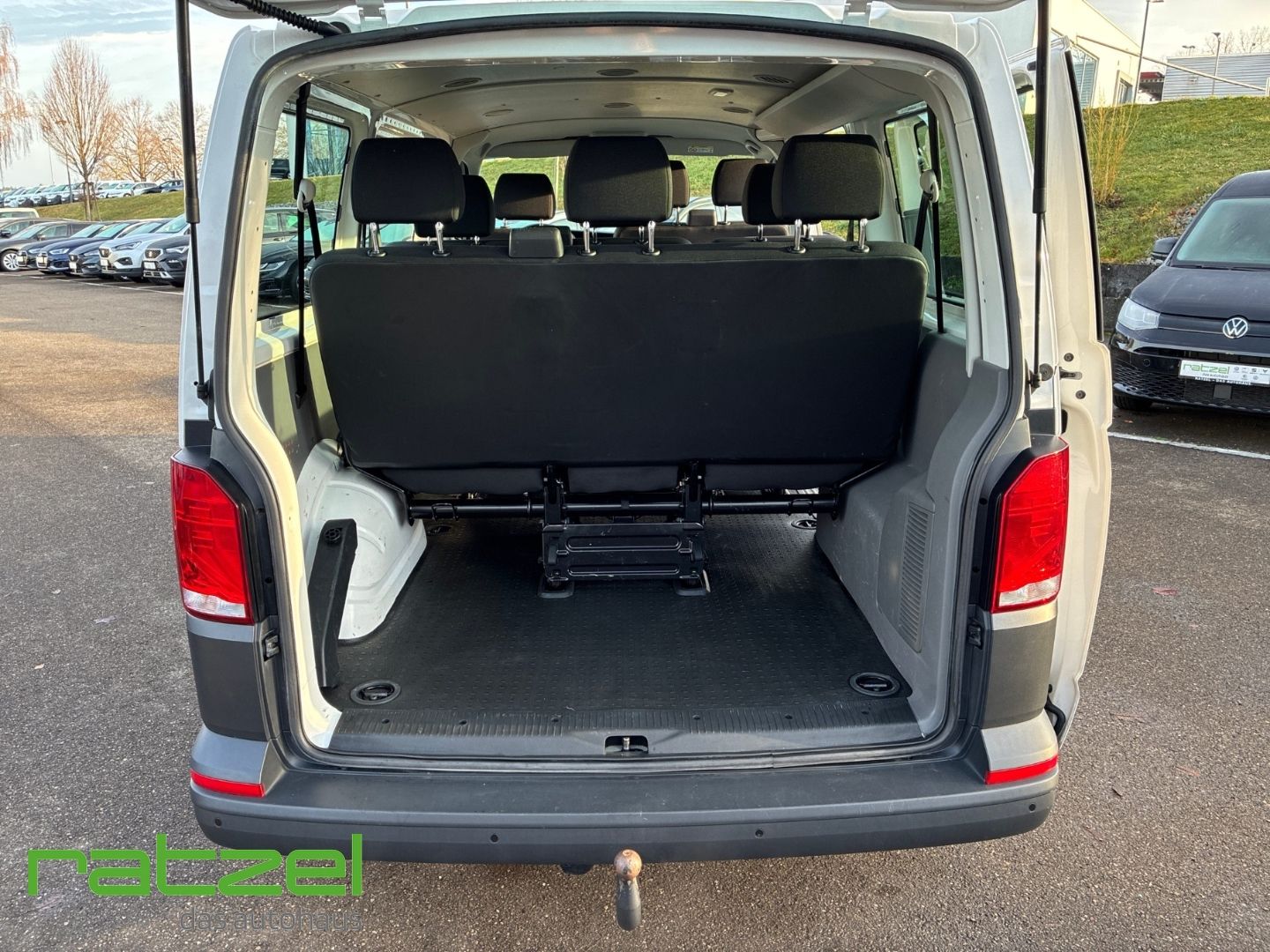 Fahrzeugabbildung Volkswagen T6.1 Kombi 2.0 TDI 9-Sitzer KR AHK Navi DAB Appl