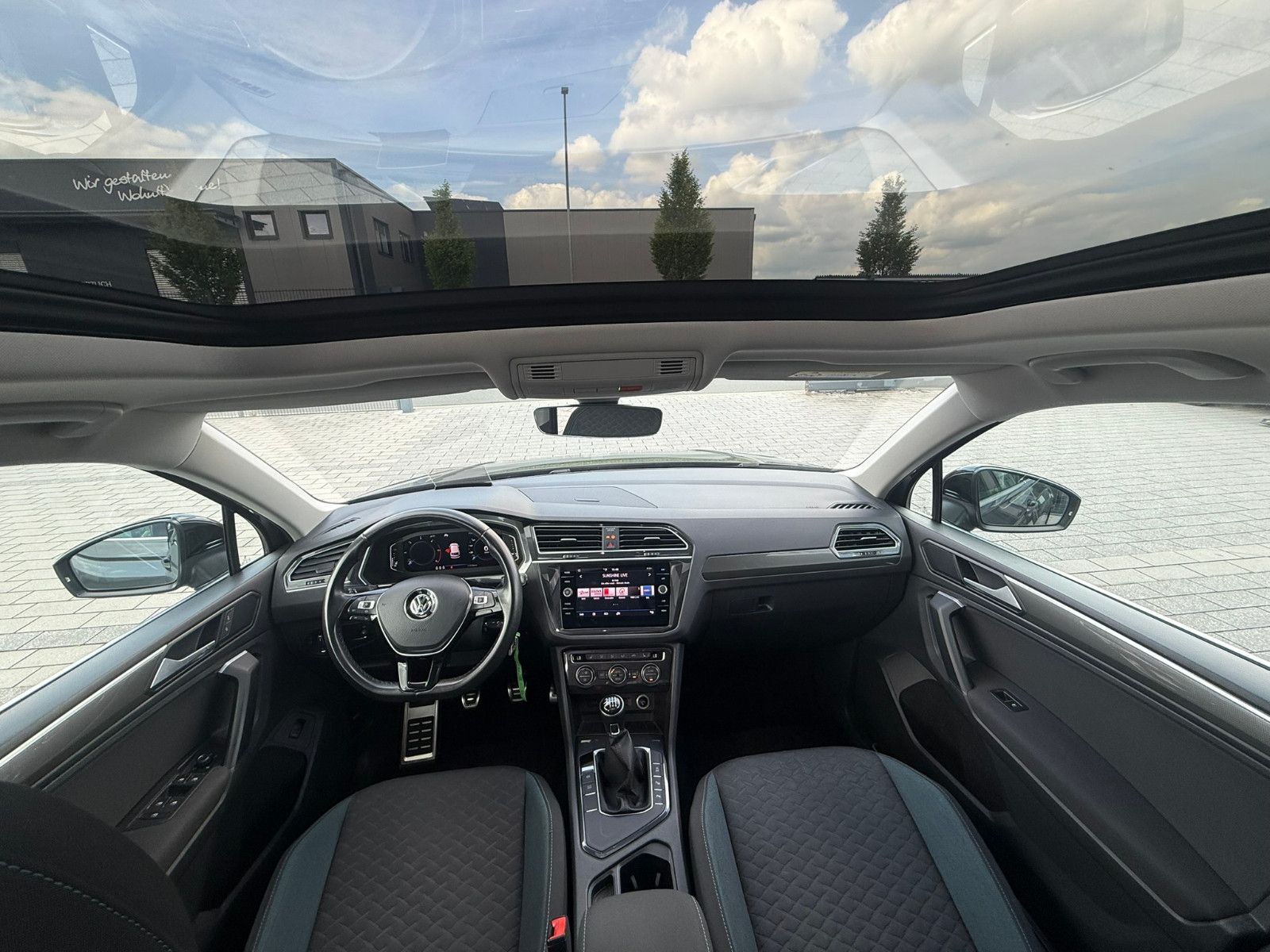 Fahrzeugabbildung Volkswagen Tiguan IQ.DRIVE PANO NAVI KLIMAAUTO SITZHEIZ AHK
