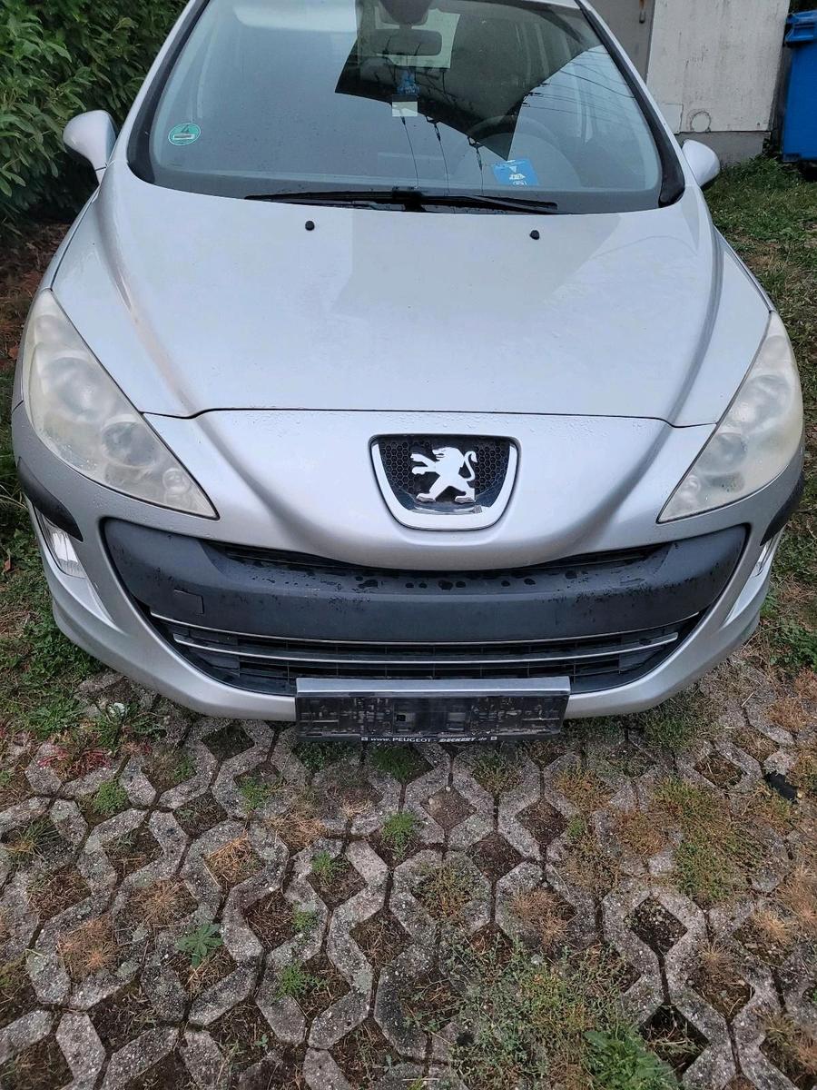 Peugeot 308 2010 — rear view
