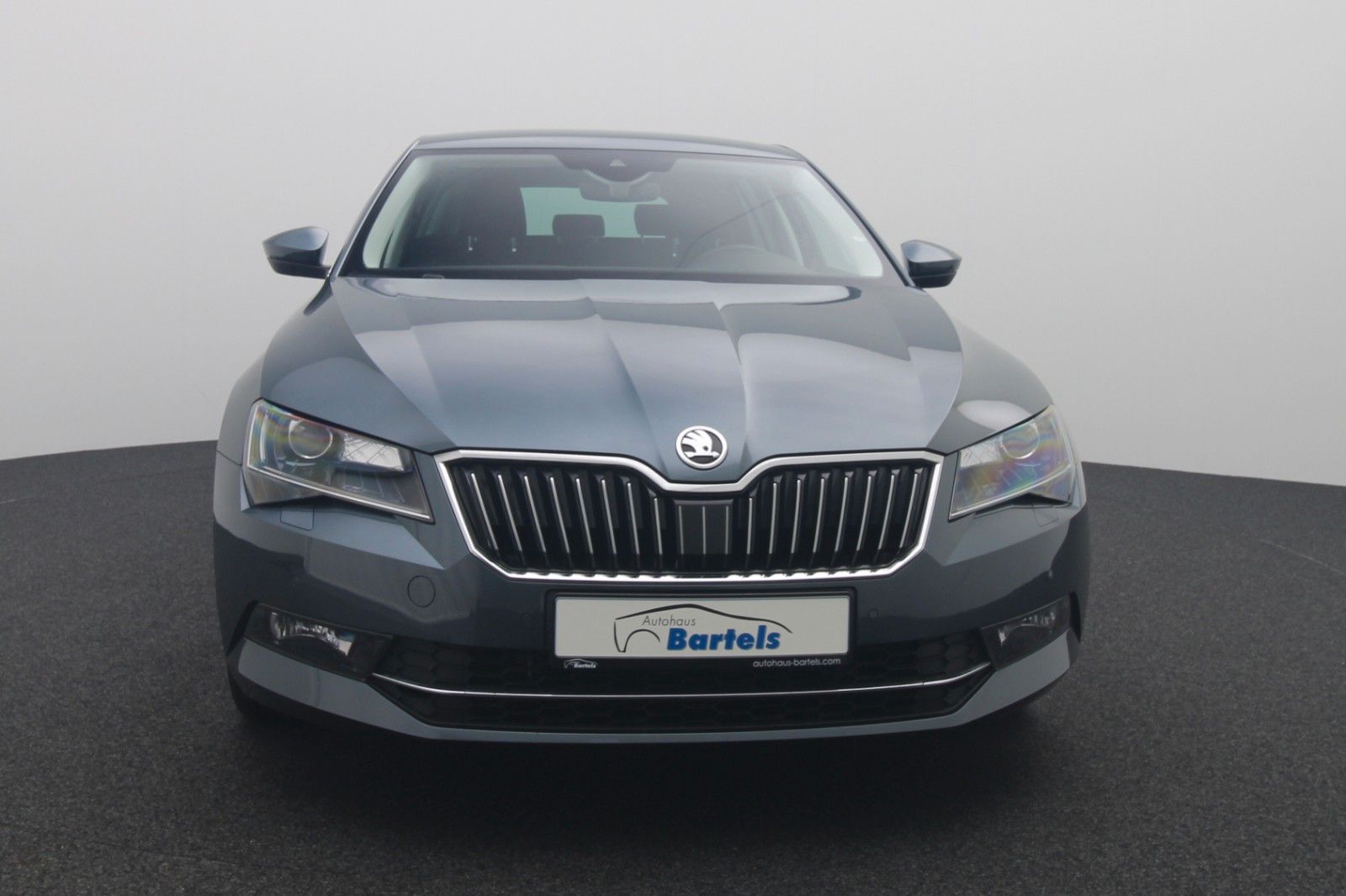 Fahrzeugabbildung SKODA Superb Combi ACC NaviXenon DSG  PDC SHZ v+h