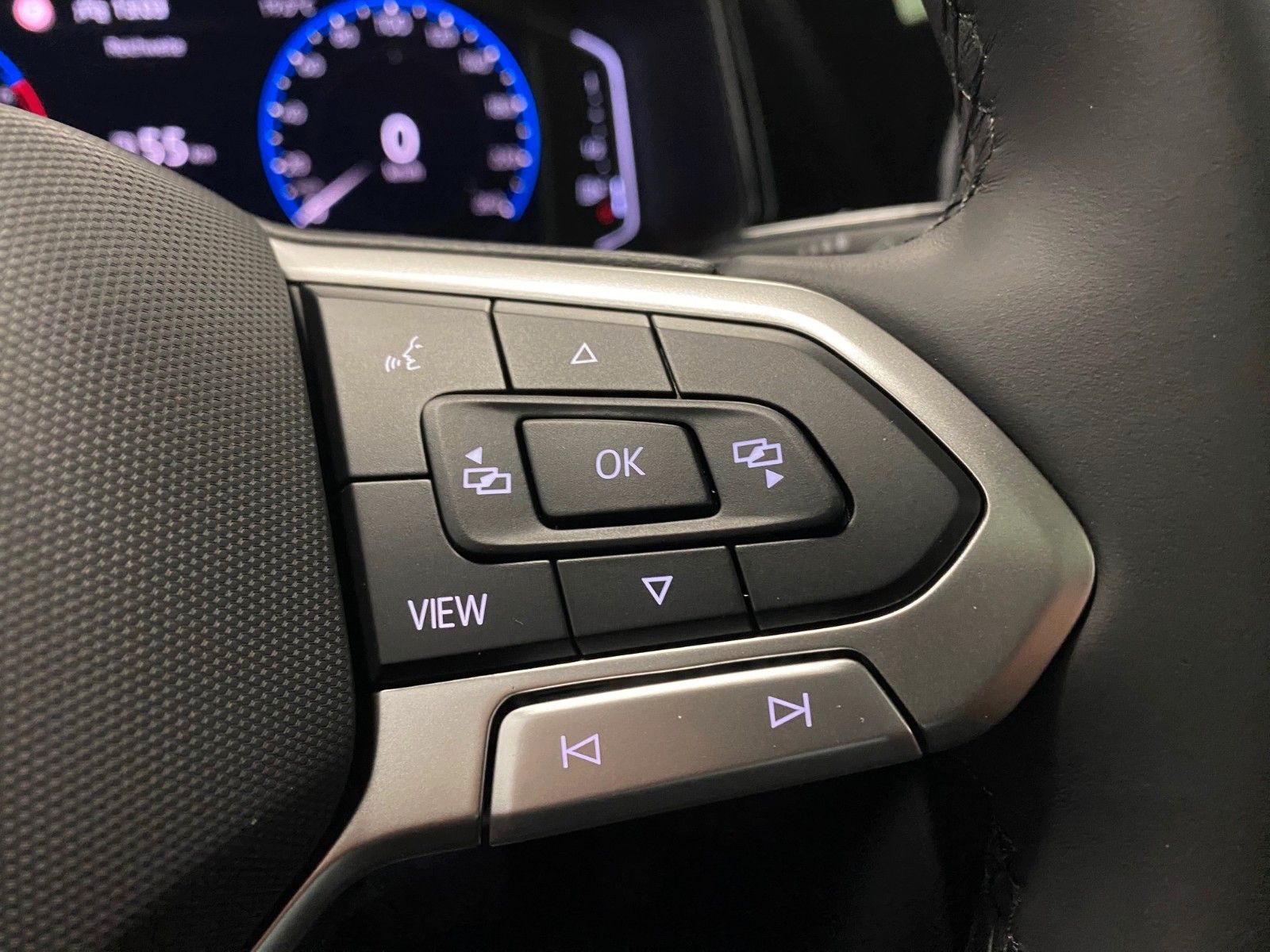 Fahrzeugabbildung Volkswagen T-Roc 1.5 TSI DSG+STYLE+PANORAMA+19"+ACC+MATRIX+