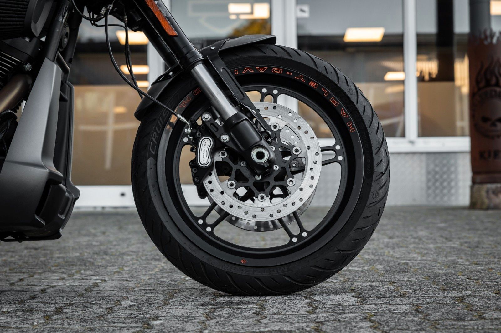 Fahrzeugabbildung Harley-Davidson FXDR 114 CUI - KESSTECH - SEITLICHER KZH