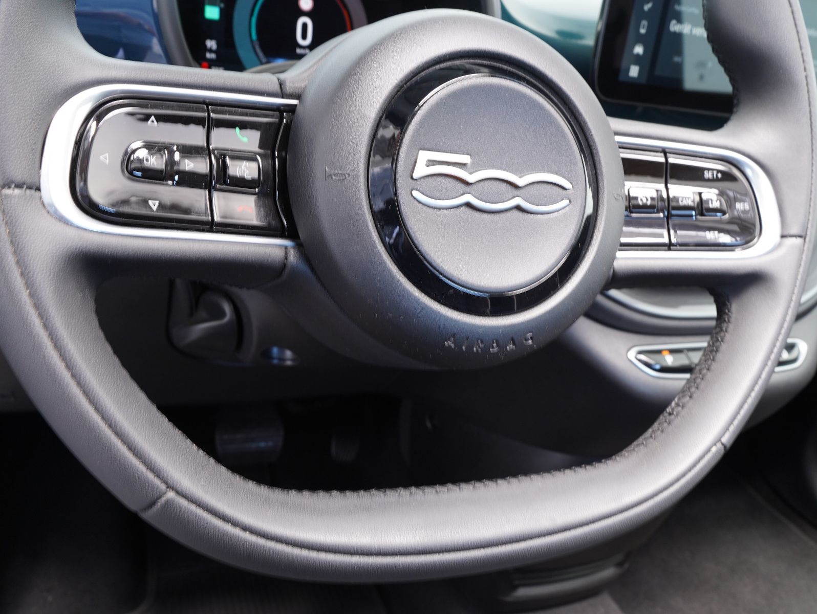 Fahrzeugabbildung Fiat 500e Cabrio 87KW/42kWh/DC-LADEN/CARPLAY/DAB/SOH
