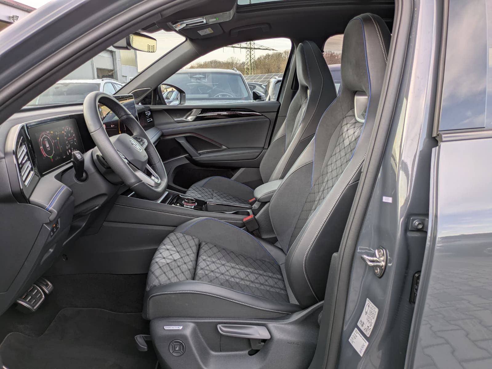 Fahrzeugabbildung Volkswagen Tiguan 2.0 TDI 4M R-Line BLACK*PAN*HK*AHK*MATRIX