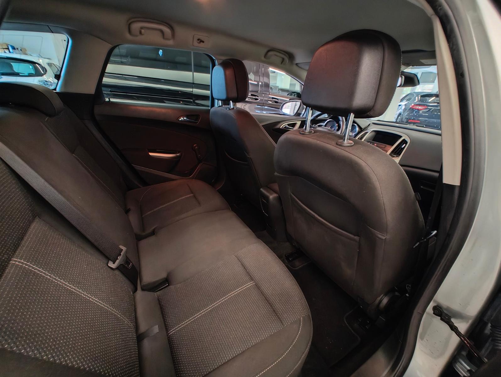 Opel Astra 2011 — photo 9