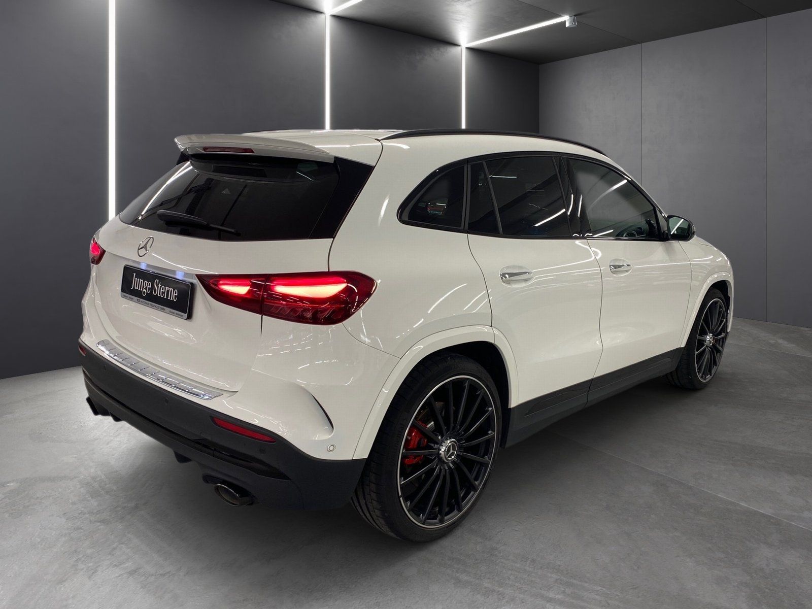 Fahrzeugabbildung Mercedes-Benz GLA 35 AMG 4M *MoPf*AHK*Pano*Fahrass*Night*21''*