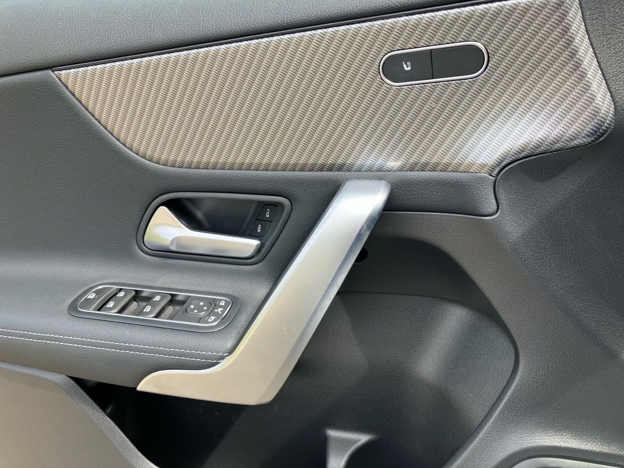 Fahrzeugabbildung Mercedes-Benz A 220 4M ALLRAD+AHK+DISTRONIC+MULTIB+LHZG+360°++