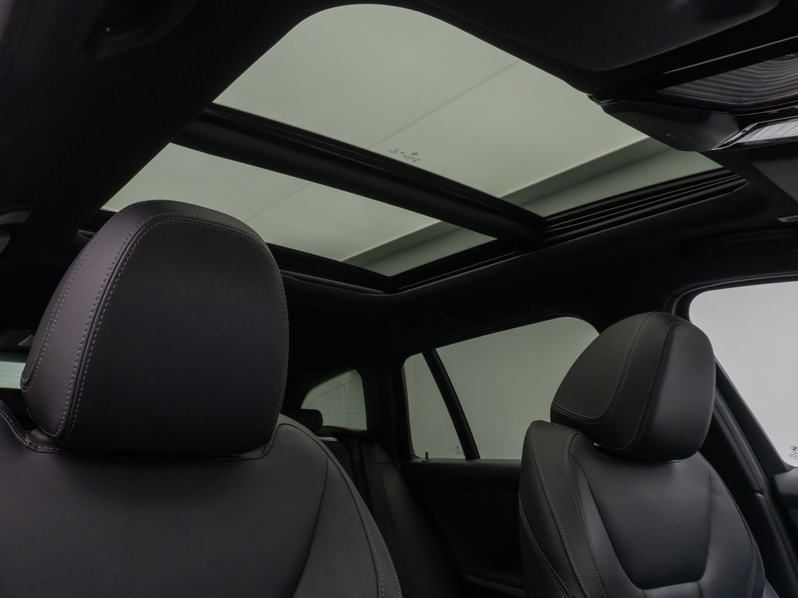 Fahrzeugabbildung BMW 330e xD M Sport Panorama Kamera HUD H/K AHK 19"