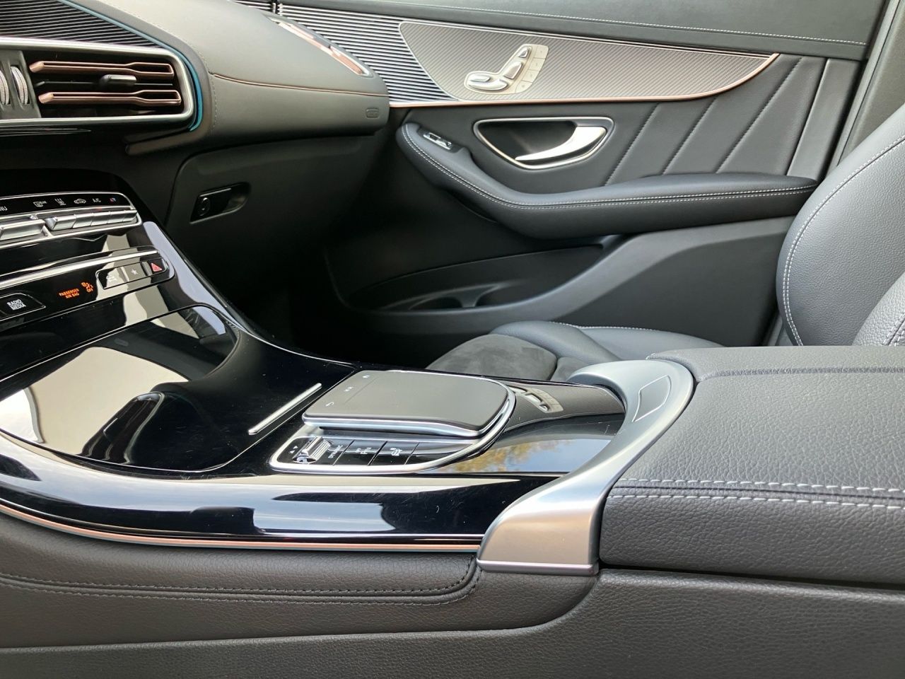 Fahrzeugabbildung Mercedes-Benz EQC 400 4M AMG+STNDHZ+MEMORY+MULTIB+AMBIENTE+++