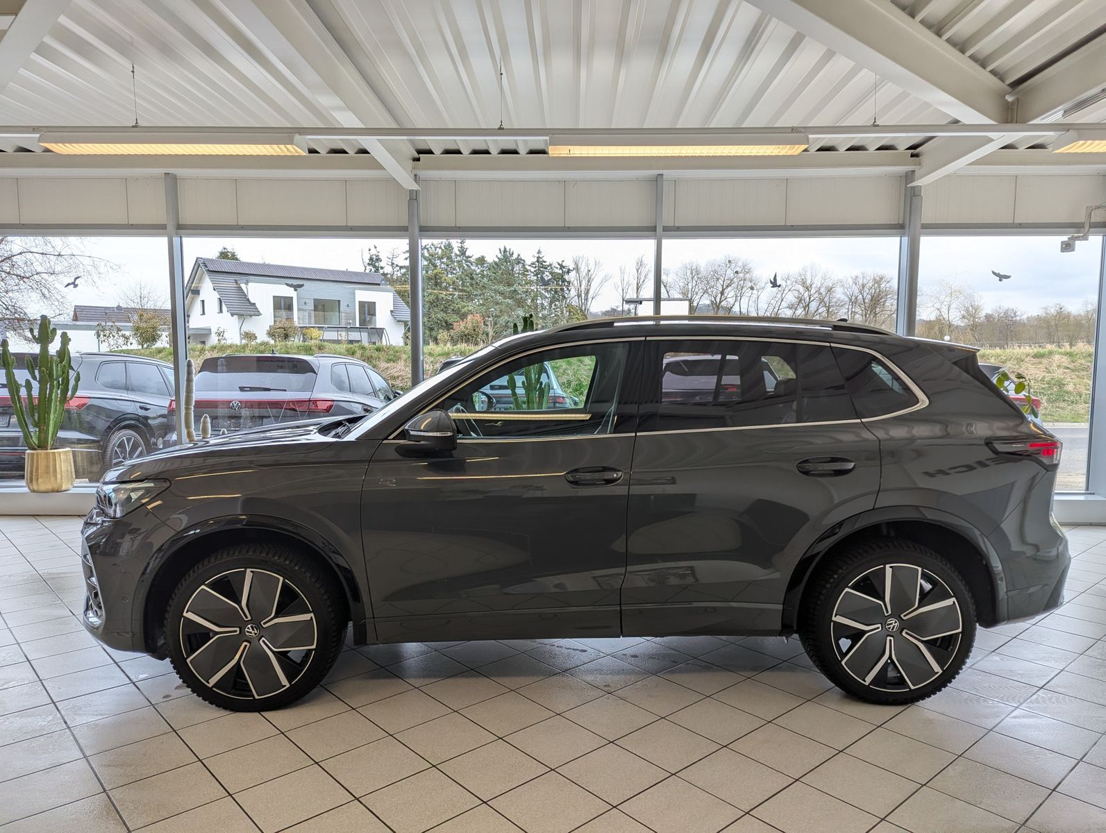 Imagen del vehículo Volkswagen Tiguan 2.0TDI R-Line 4M Pano Negro AHK Matrix 20