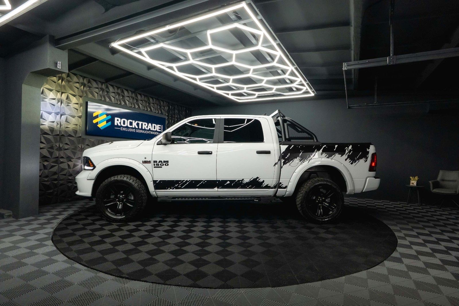Fahrzeugabbildung Dodge RAM 5.7 V8 HEMI 4x4 OFFROAD Night-Paket *LED*19%