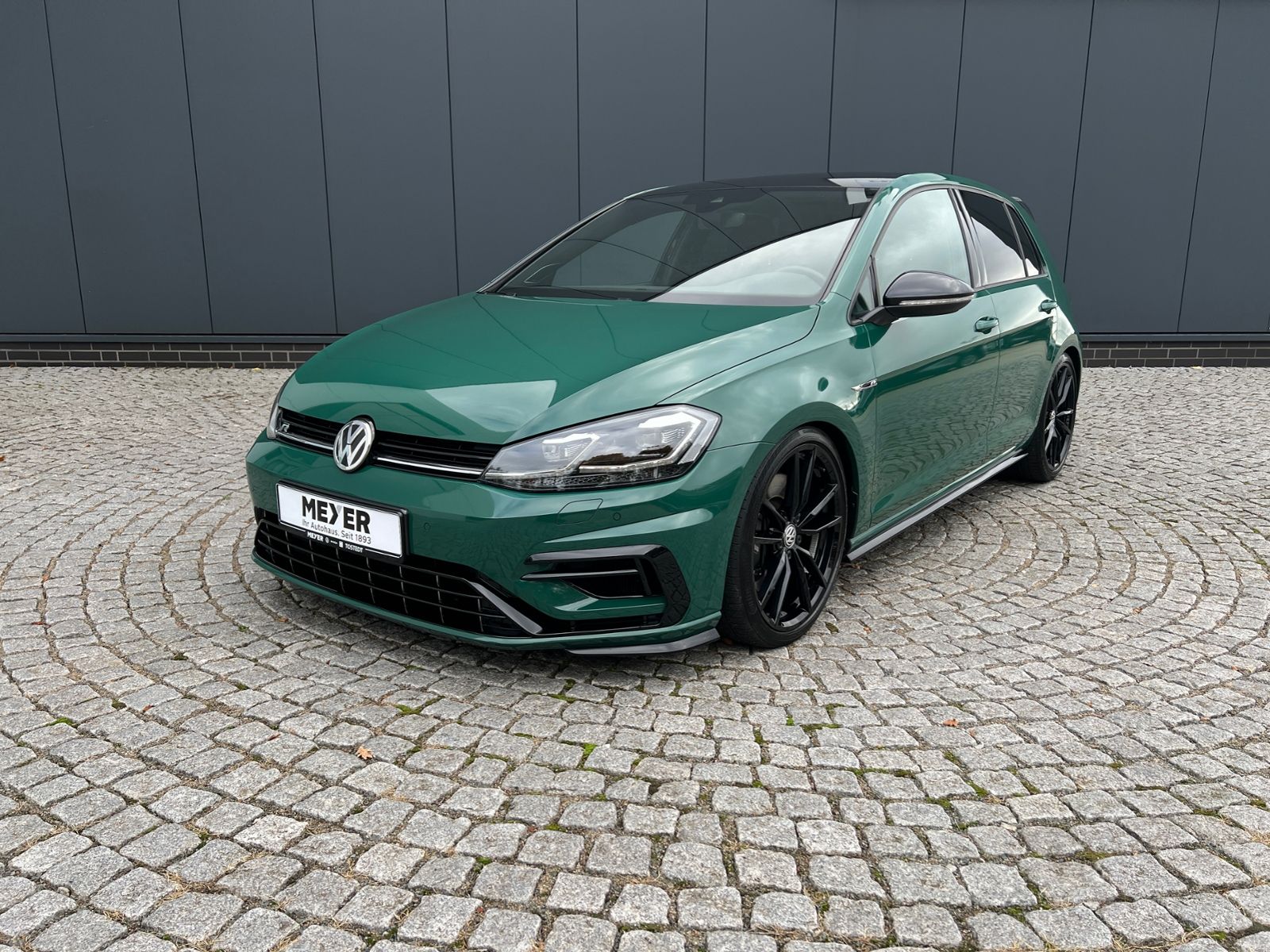 Fahrzeugabbildung Volkswagen Golf VII R 4MOTION 2.0 TSI OPF DSG *Sportauspuff