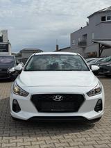 Hyundai i30 Pure 1.4 / Klima - Hyundai i30 Pure mit Benzin-Antrieb