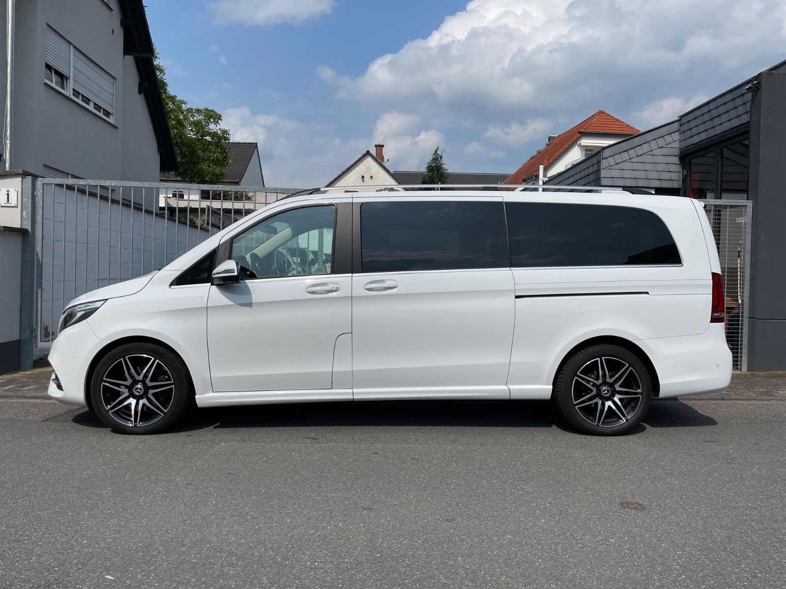 Fahrzeugabbildung Mercedes-Benz V 300 d Lang Avantgarde AMG-Line |Burmester|360°