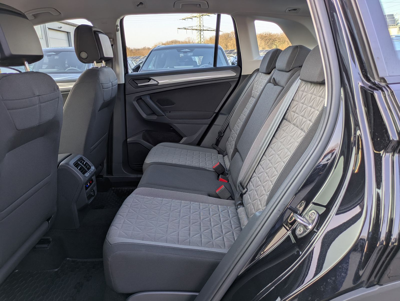 Fahrzeugabbildung Volkswagen Tiguan 2.0 TDI Life LED*AHK*ACC*SHZ*NAVI*APP