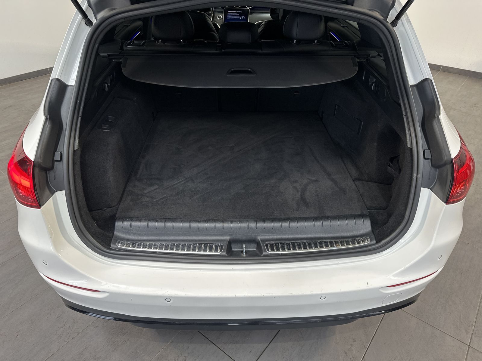 Fahrzeugabbildung Mercedes-Benz C 300e T Avantgarde Night-Paket NAV+LED+ACC+KAM