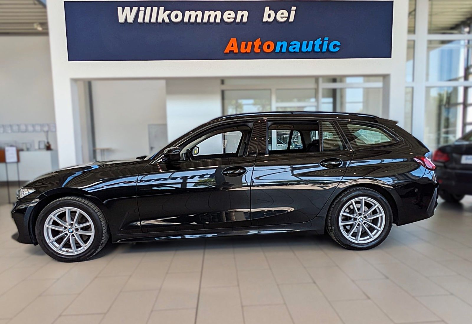 Fahrzeugabbildung BMW 320 d Touring AUT LEDER NAVI HUD LIVE COCKPIT