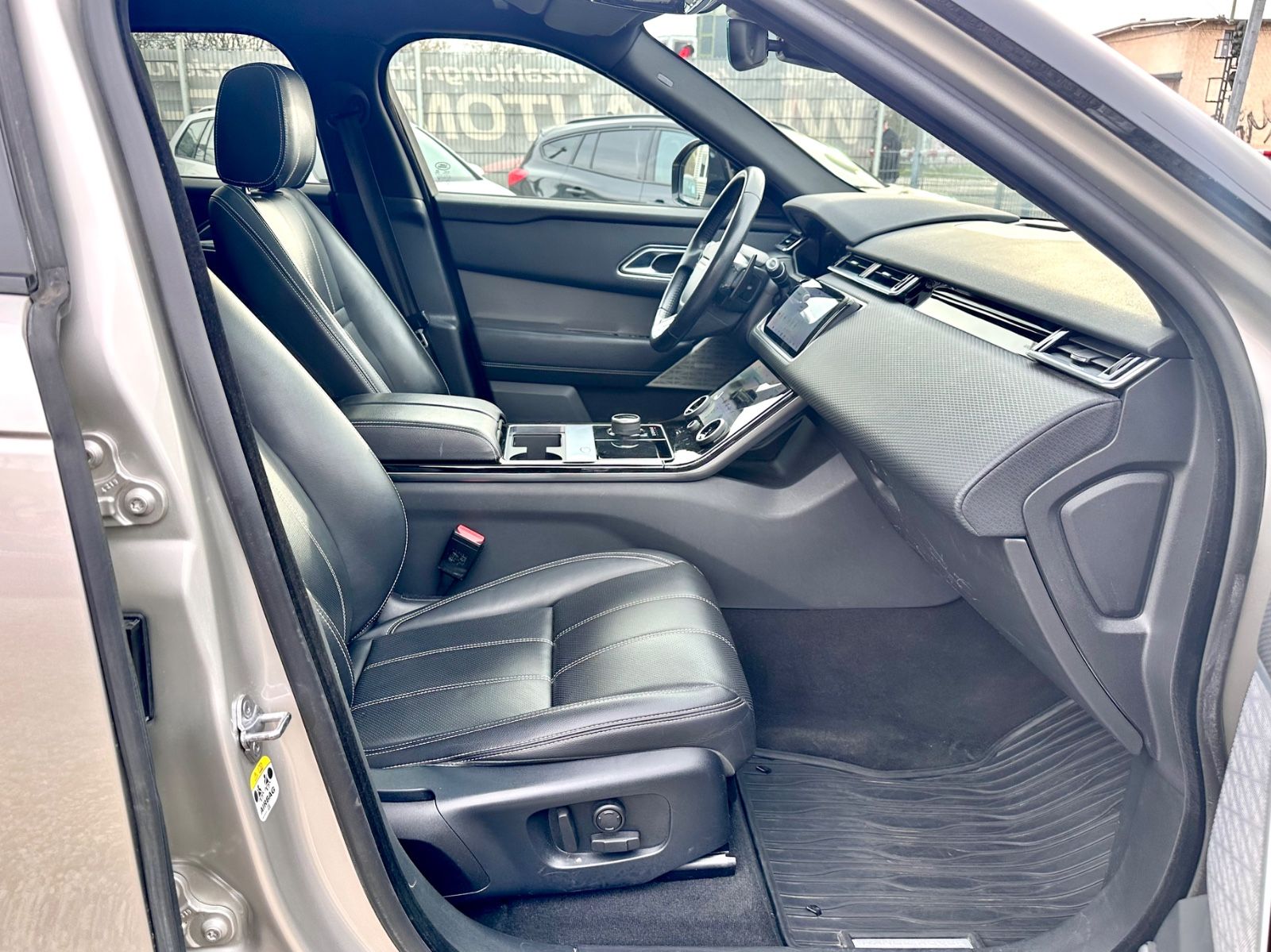 Fahrzeugabbildung Land Rover RANGE ROVER VELAR SE*MOD.2021+AHK+PANO+U.V.M*