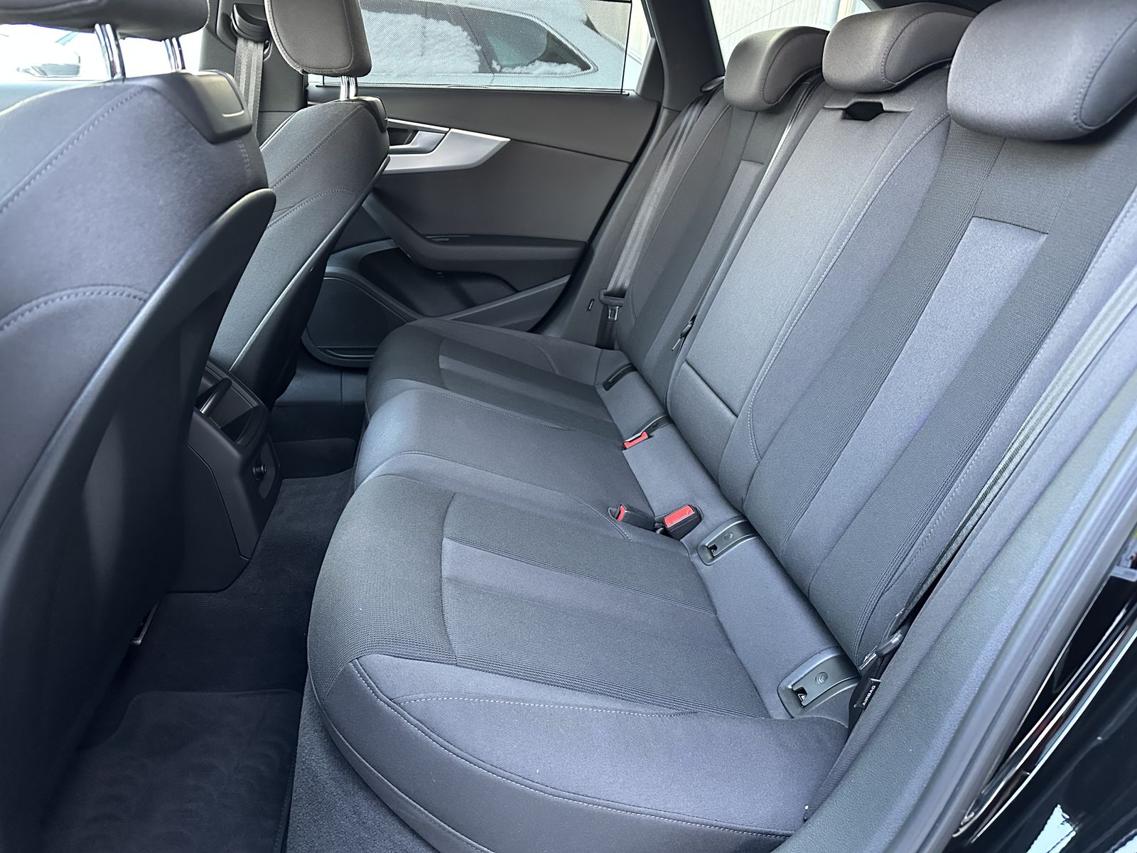 Fahrzeugabbildung Audi A4 Avant 40 TDI Advanced NAV+LED+HUD+TEMPOMAT+PP