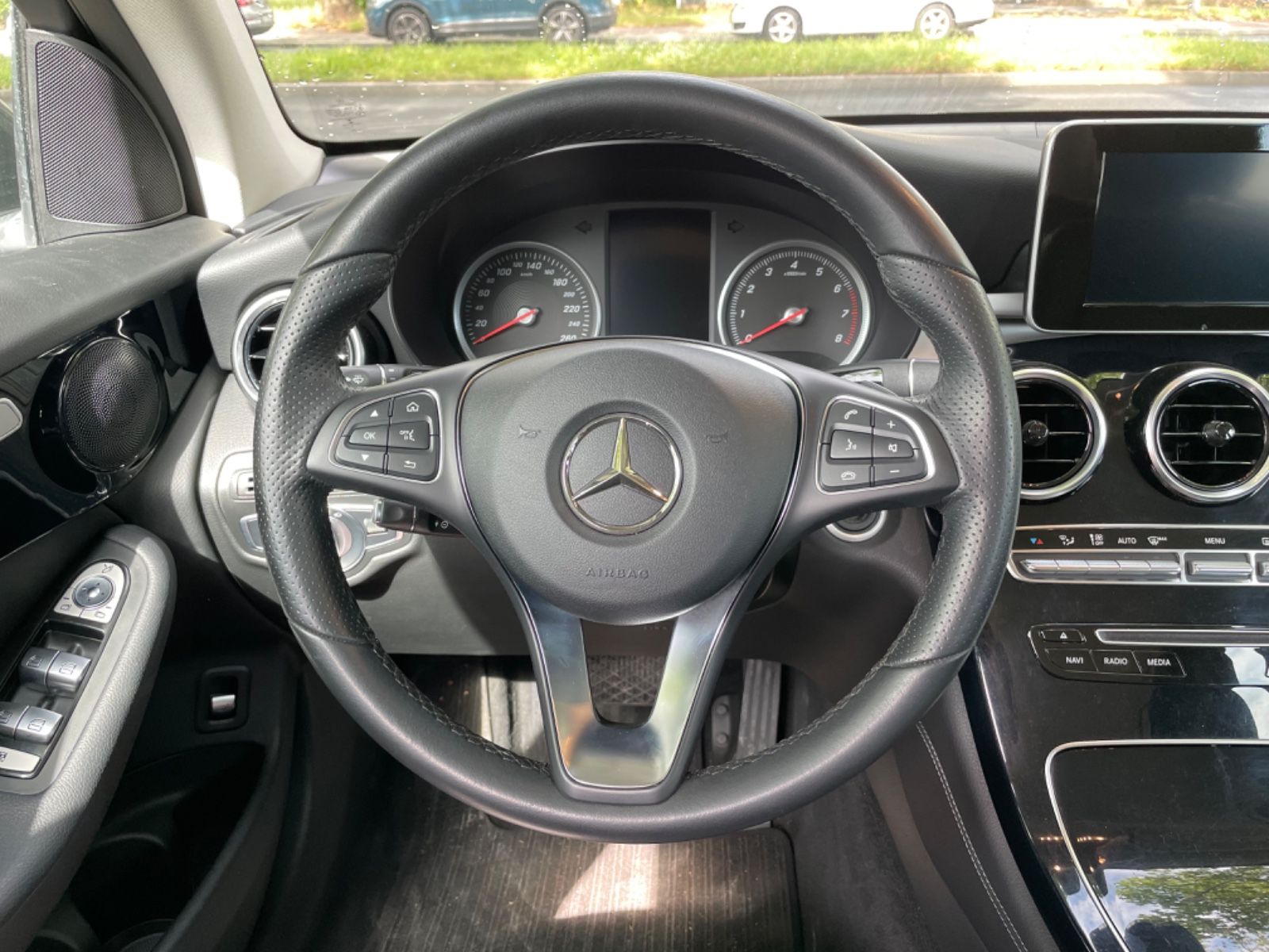 Fahrzeugabbildung Mercedes-Benz GLC 250 4Matic*LED*Leder*SHZ*Garmin*