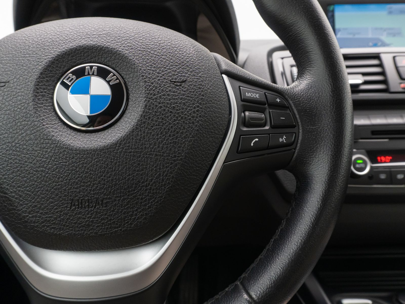 Fahrzeugabbildung BMW 218d PDC Sitzhz Xenon Sport Geschwindigkeitreg