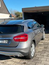 Mercedes-Benz GLA 200 - - Mercedes-Benz GLA 200 mit Benzin-Antrieb