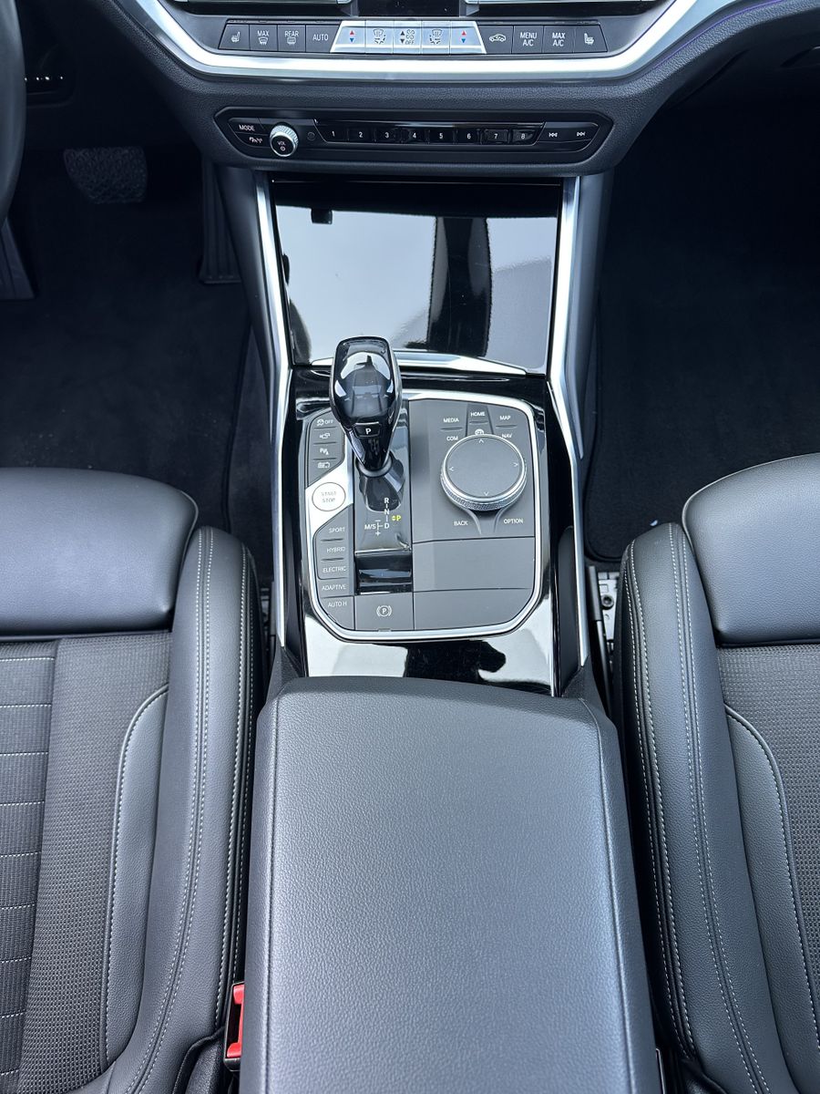 Fahrzeugabbildung BMW 330e Touring xDrive Sport Line NAV+LED+AHK+PANO