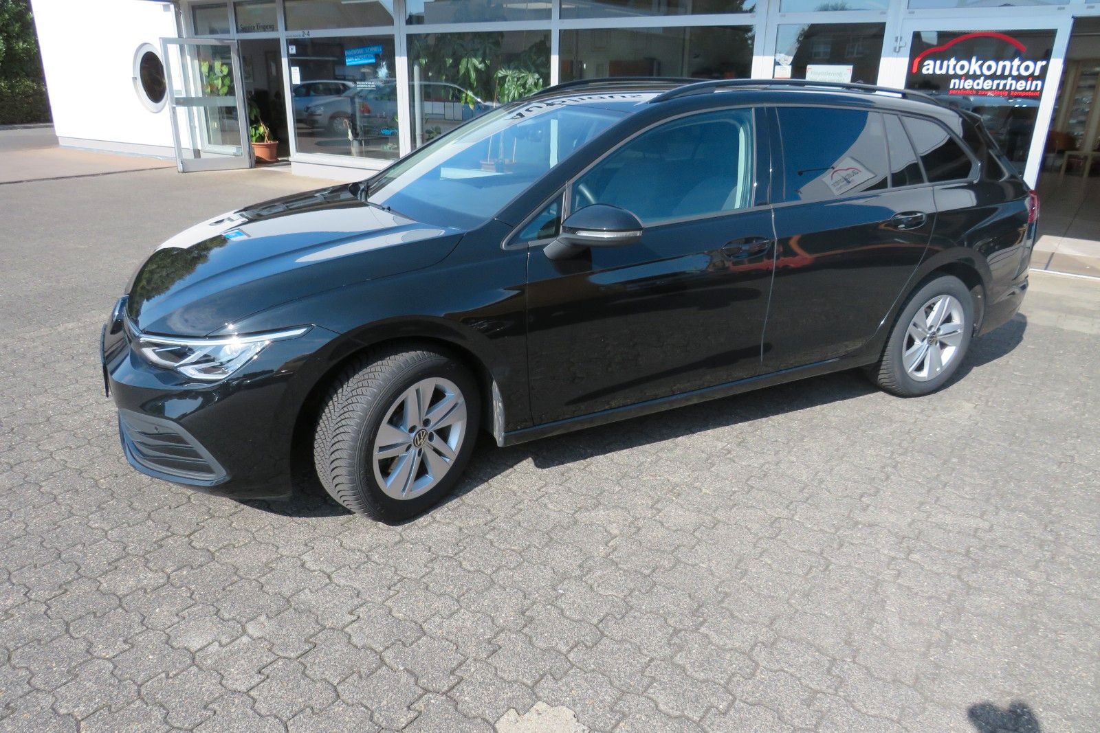 Fahrzeugabbildung Volkswagen Golf Variant LIFE DSG NAVI APP ACC SITZH. LED 1H