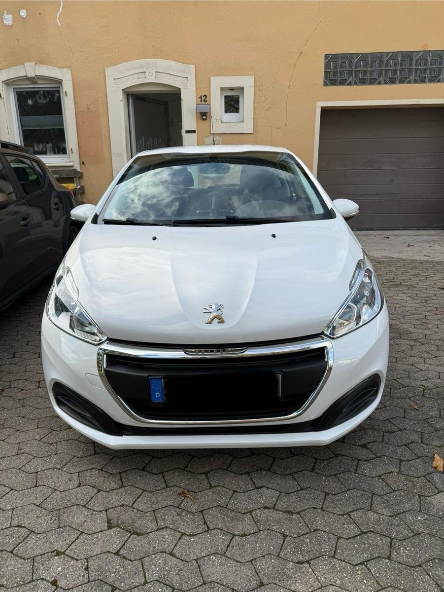 Peugeot e-208