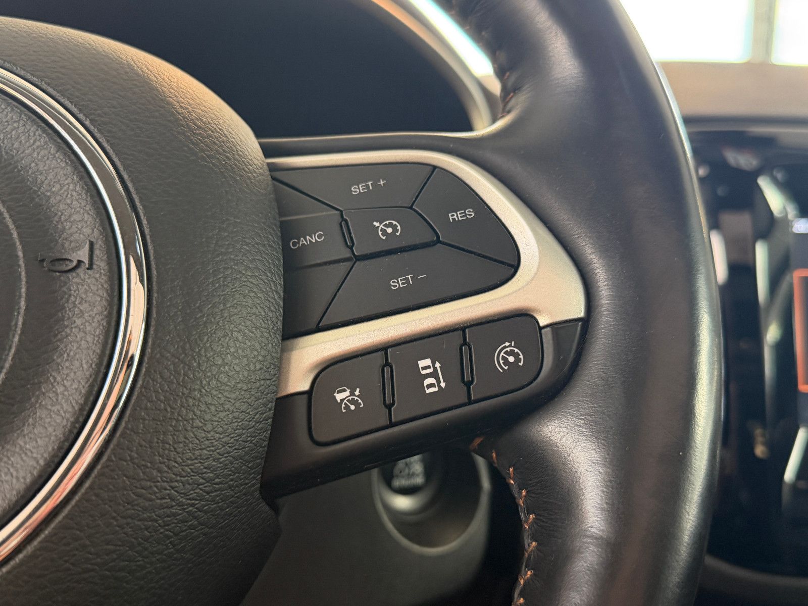 Fahrzeugabbildung Jeep Compass Limited 4WD /PANO/SHZ/L-HEIZ/PDC