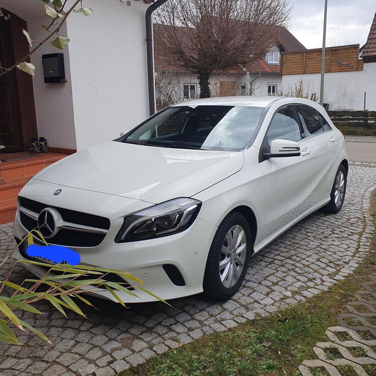 MERCEDES-BENZ A 180 weiß mit Ledersitzen und -lenkrad