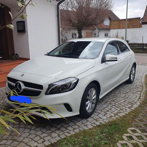 MERCEDES-BENZ A 180 weiß mit Ledersitzen und -lenkrad