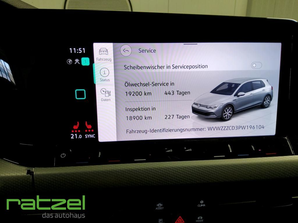 Fahrzeugabbildung Volkswagen Golf VIII Life 2.0 TDI DSG Navi AHK Kamera ACC L