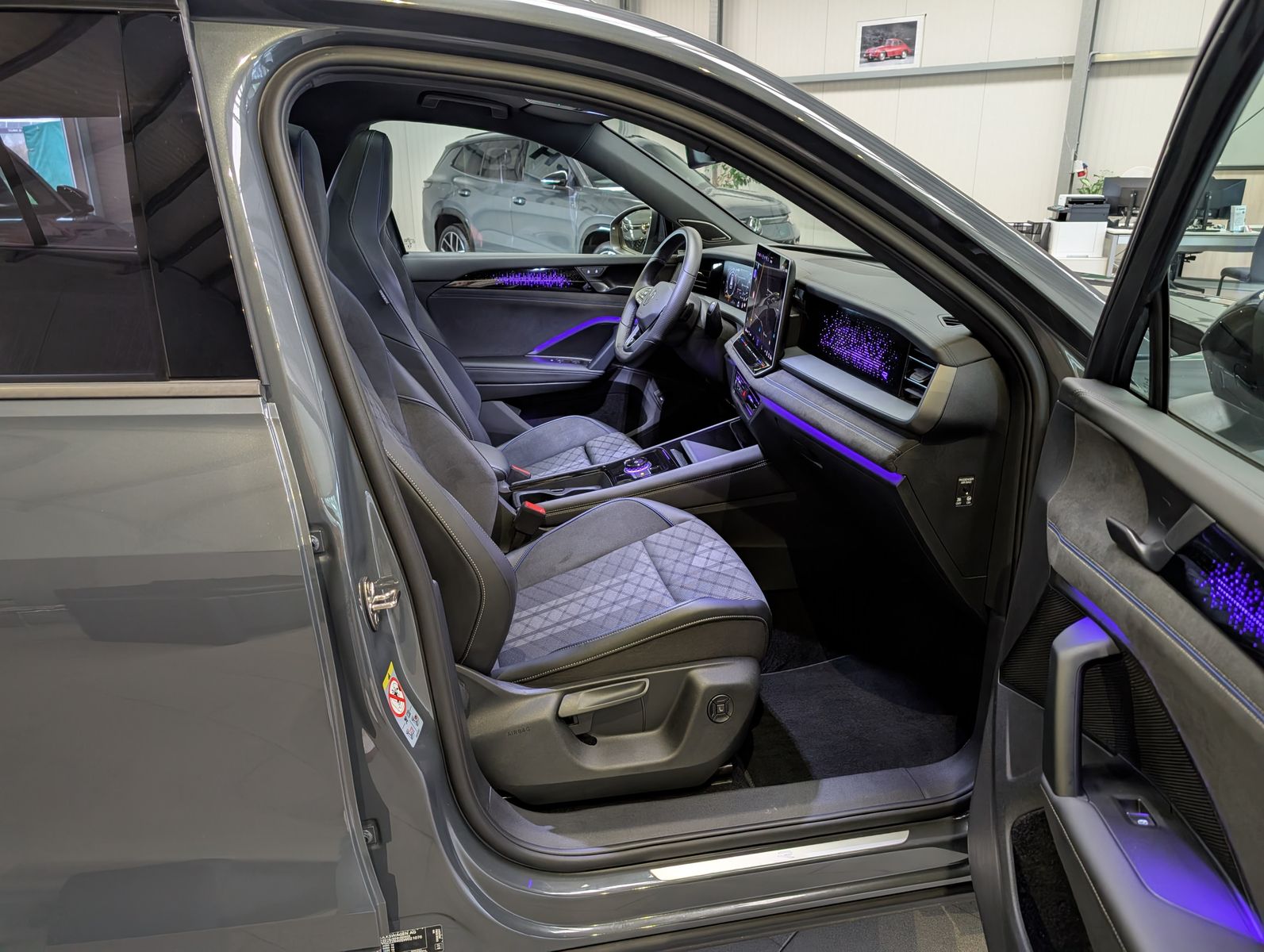 Fahrzeugabbildung Volkswagen Tayron 2.0TDI 4M R-Line 7-Sitz 360° H/K Pano AHK